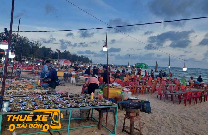 Ăn hải sản bãi biển Cam Bình