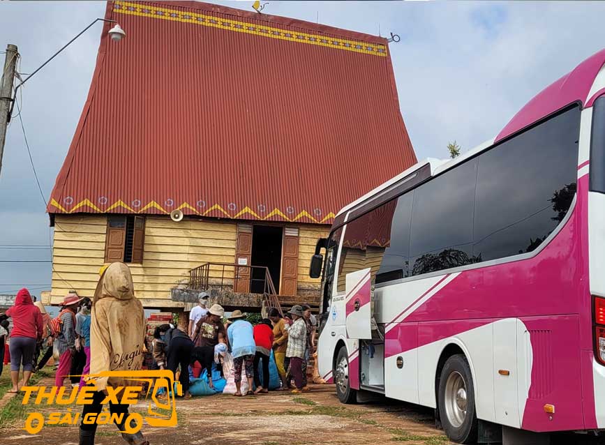 Xe 29 chỗ đi phát quà từ thiện ở Gia Lai