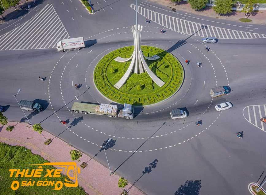 Vòng xoay trước quảng trường Mỹ Tho