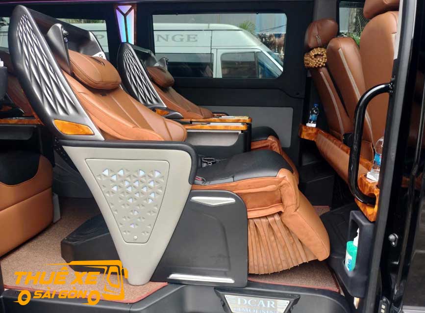 Limousine 9 chỗ với đệm chân điện