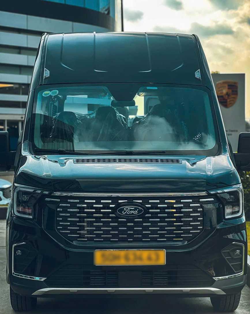 Limousine 12 ghế trên nền Ford 2024