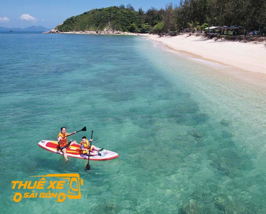 Chèo sup vui chơi dưới nước