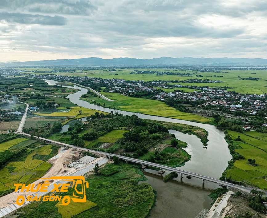 Thị Xã Đông Hòa nằm êm ả bên sông Bàn Thạch