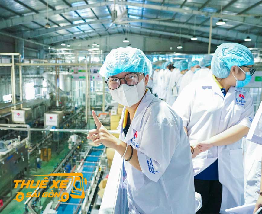Phục vụ sinh viên tham quan nhà máy